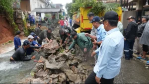 Wali Kota Depok Cek Langsung Turap Jebol di Villa Pertiwi, Penanganan Darurat Dilakukan