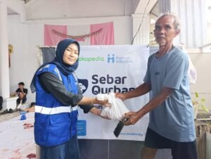 IJTI Korda Depok, PT Karabha Digdaya, dan Human Initiative Bagikan Daging Kurban untuk Warga