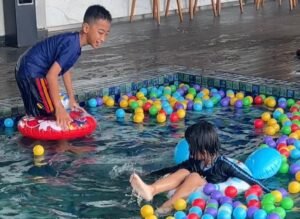 Summer Ball Hadir di The Margo Hotel, Serunya Bermain Bola Warna-Warni di Infinity Pool